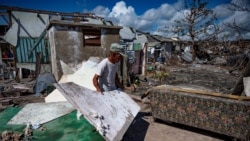 Autoridades destruyen viviendas en las que vivian refugiados del huracan Ian  Autoridades destruyen viviendas en las que vivian refugiados del huracan Ian