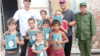 Miguel Ángel Álvarez Rodríguez, vestido de militar, posa con niños en San Juan y Martínez.