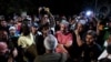 Representantes del gobierno se dirigen a los manifestantes en medio de una protesta popular este sábado, 1ro de octubre, en el Vedado, La Habana. YAMIL LAGE / AFP)