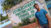 Rowland Castillo Castro posa en la entrada de la prisión de jóvenes de La Habana, poco antes de ser encarcelado nuevamente.