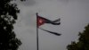 Una bandera cubana, destrozada por los vientos del huracán Ian, ondea en La Habana, el 28 de septiembre de 2022. (AP Foto/Ramón Espinosa)