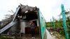 Una residente en San Juan y Martinez recorre su casa destruida por el huracán Ian.