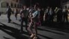 Una madre con su hijo en brazos desafía a la policía en una protesta el 30 de septiembre de 2022 en La Habana, Cuba. (REUTERS/Alexandre Meneghini).