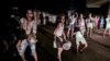Cubanos, incluso niños, salieron a las calles a tocar cazuelas y a construir barricadas para obstaculizar la entrada de los militares y policías.