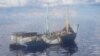 Los guardacostas detectaron a esta embarcación rústica varada y personas agitando los brazos pidiendo ayuda a unas 12 millas al suroeste de Cal Sal Bank, Bahamas, el 4 de octubre de 2022. (Foto: USCG)