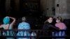 Turistas de Rusia (derecha) visitan la Catedral de La Habana, el pasado 19 de julio. REUTERS/Alexandre Meneghini