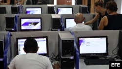 Varias personas se conectan a internet desde una sala de navegación en La Habana (Cuba).