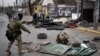 Militares rusos comprueban las calles por si hubiera trampas explosivas en Bucha, un suburbio de Kiev que estuvo ocupado por tropas rusas, el sábado 2 de abril de 2022. (AP Foto/Vadim Ghirda)