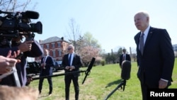 El presidente Joe Biden ofrece una declaración a la prensa.