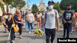 Animalistas peregrinaron a la tumba de Jeannette Ryder, fundadora de la Sociedad Protectora de Niños, Animales y Plantas en Cuba, en el Cementerio de Colón.