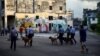 Policías con perros recorren las calles de La Habana el 11 de julio, día en que estallaron las protestas antigubernamentales en varias localidades de Cuba.