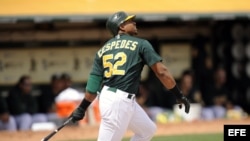 El bateador de Atléticos Yoenis Cespedes observa después de batear.
