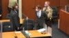 Derek Chauvin (centro) acompañado de su abogado Eric Nelson (izquierda), es detenido después de que se leyeran los veredictos en el juicio por la muerte de George Floyd en 2020.