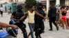 Fuerzas especiales arrestan a un joven luego de una manifestación contra el gobierno de Miguel Díaz-Canel en el municipio de Arroyo Naranjo, La Habana el 12 de julio de 2021.