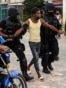 La policía antidisturbios recorre las calles luego de una manifestación contra el gobierno de Miguel Díaz-Canel en el municipio de Arroyo Naranjo, La Habana el 12 de julio de 2021.