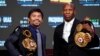 Manny Pacquiao, izquierda, de Filipinas, y Yordenis Ugas, de Cuba, posan para los fotógrafos durante una conferencia de prensa el miércoles 18 de agosto de 2021 en Las Vegas. (Foto AP / John Locher)