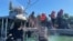 Agentes custodian a un grupo de inmigrantes que desembarcaron en Cayo Marathon, Florida.