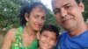 Yuneisy Santana junto a su esposo, el preso político Samuel Pupo Martínez, y el hijo de ambos. (Foto: Facebook/Yuneisy Santana González)