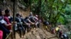 Migrantes cruzan el Tapón del Darién desde Colombia hacia Panamá, con la esperanza de llegar a Estados Unidos, el 15 de octubre de 2022. (AP Foto/Fernando Vergara, Archivo)