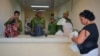 FOTO ARCHIVO. Guardias de prisión revisan las provisiones que los familiares llevan a los reos en el Combinado del Este en abril de 2013. (Adalberto Roque/AFP/Archivo)