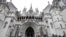 Periodistas apostados frente al Tribunal Superior de Londres. (Foto AP/Kirsty Wigglesworth, archivo)
