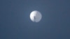 El globo espía chino sobrevuela Billings, en Montana, el 1 de febrero. (Chase Doak/AFP)