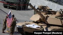 Soldados estadounidenses junto a un tanque M1/A2 Abrams, en la 30ª Exposición Internacional de la Industria de Defensa en Kielce, Polonia, el 5 de septiembre de 2022. REUTERS/Kacper Pempel/Archivo
