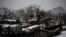 Un niño subido a un tanque ruso destruido y expuesto en el centro de Kiev, Ucrania, el 31 de enero de 2023. (AP Foto/Daniel Cole)