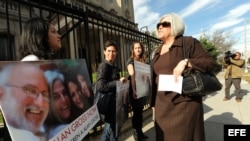 Archivo - Judy Gross (d), esposa del estadounidense Alan Gross, se manifiesta junto a una decena de activistas judíos frente a la Sección de Intereses de Cuba en Washington, D.C.