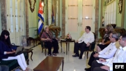 La relatora de la ONU para los derechos humanos y solidaridad internacional, Virginia Dandan (i), se reúne con el canciller cubano, Bruno Rodríguez (d) hoy, jueves 13 de julio, en La Habana (Cuba). Dandan inició el pasado martes su primera visita a Cuba,