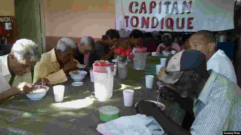 Imagen del último almuerzo a desamparados / Twitter del Proyecto Capitán Tondique