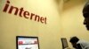 Un usuario en una de las dependencias cubanas que ofrecen el servicio de Internet. (Archivo, REUTERS).