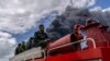 Bomberos se desplazan hacia el lugar del incendio, en la base de supertanqueros de Matanzas. (AP/Ramon Espinosa)