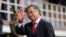 El presidente de Colombia, Gustavo Petro, saluda a los periodistas durante la ceremonia de juramentación de su nuevo jefe de policía, en Bogotá. (AP/Fernando Vergara).