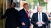 Expresidente Donald Trump rodeado de guardaespaldas frente a la Trump Tower, NY.