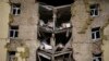 Un edificio de apartamentos está reducido a escombros tras un bombardeo ruso en Bakhmut, en el este de Ucrania, el sábado, 28 de mayo de 2022. (AP/Francisco Seco)