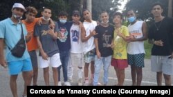 Algunos de los manifestantes del 11J, excarcelados el 27 de mayo de 2022, han sido regresados a prisión. En la foto posan en el momento de su liberación.