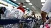 Cubanos cargados de equipaje hacen fila en el Aeropuerto Internacional de Miami para viajar a la isla. REUTERS/Carlos Barria/Archivo