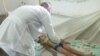 Un médico diagnostica a un niño en medio de un brote de dengue, en Colón, Matanzas. (Captura de imagen/Girón)