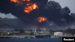 Incendio en la Base de Supertanqueros de la zona industrial de Matanzas, aún fuera de control. REUTERS/Alexandre Meneghini