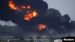 Incendio en la Base de Supertanqueros de la zona industrial de Matanzas, aún fuera de control. REUTERS/Alexandre Meneghini