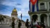 Oficiales de policía caminan cerca del Capitolio, sede de la Asamblea Nacional, en La Habana. (YAMIL LAGE / AFP)