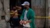 Un trabajador de la salud desinfecta sus manos en frente de una casa en cuarentena, en La Habana. ( AP/Ramon Espinosa)