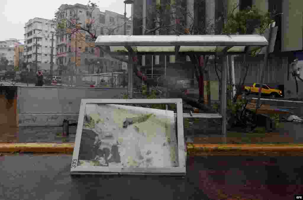 Una parada de autobús destrozada tras el paso del huracán María en el barrio de Miramar de Santurce, en San Juan, Puerto Rico.