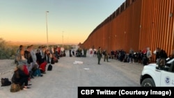 Migrantes de Cuba se entregan en Arizona, EEUU, el 8 de noviembre de 2022.