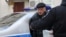Oleg Orlov, director de la ONG Memorial, es llevado a un interrogatorio en Moscú el 21 de marzo de 2023. (Reuters/Yulia Morozova).