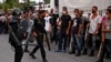 La policía antidisturbios recorre las calles luego de una manifestación contra el gobierno de Miguel Díaz-Canel en el municipio de Arroyo Naranjo, La Habana el 12 de julio de 2021.