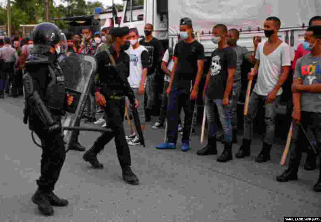 La policía antidisturbios recorre las calles luego de una manifestación contra el gobierno de Miguel Díaz-Canel en el municipio de Arroyo Naranjo, La Habana el 12 de julio de 2021.