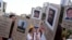 Manifestantes venezolanos en Buenos Aires, con imágenes de víctimas que murieron en las protestas contra el gobierno de Nicolás Maduro el 18 de marzo de 2014. (AP Photo/Esteban Felix, File)