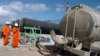 Dos obreros trabajan en la planta de Puerto Escondido, una de las plantas de la estatal CUPET. (Archivo)